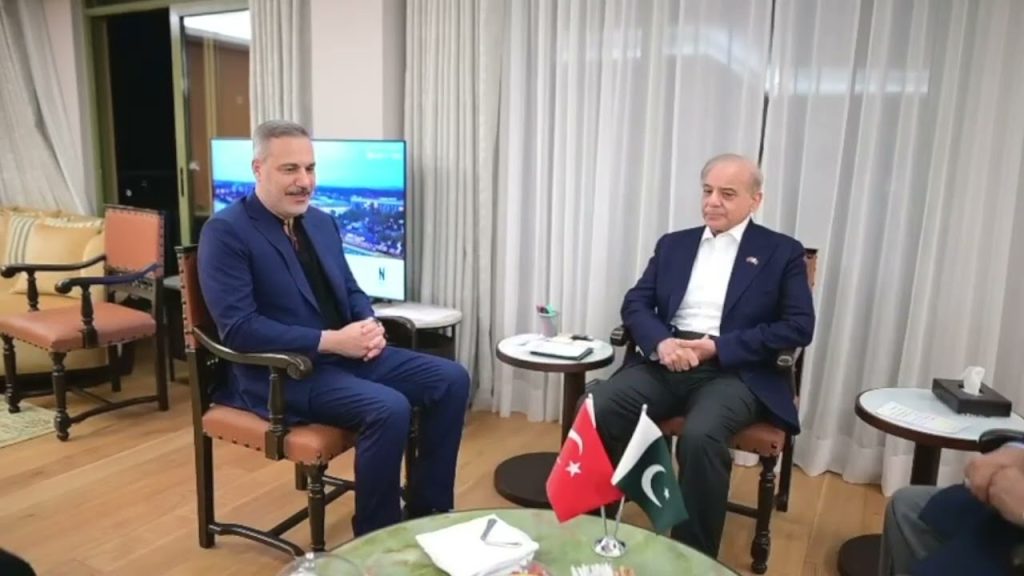 وزیراعظم شہباز شریف سے ترک وزیر خارجہ کی ملاقات ، انطالیہ ڈپلومیسی فورم میں شرکت کیلئے آمد پر شکریہ ادا کیا