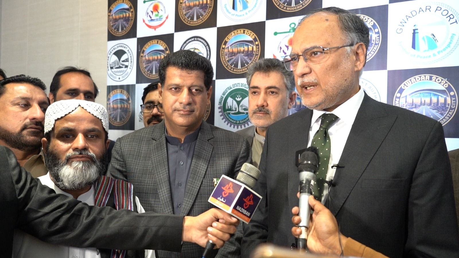 وفاقی وزیر منصوبہ بندی احسن اقبال اور ایم پی اے گوادر مولانا ہدایت الرحمٰن کی غیر رسمی ملاقات