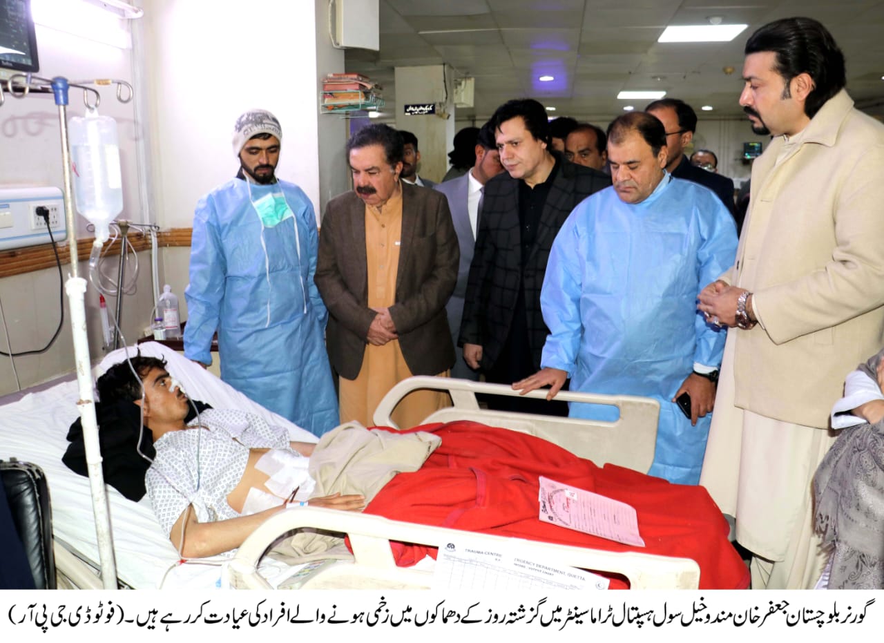 گورنر بلوچستان جعفرخان مندوخیل کاٹراما سینٹر سول ہسپتال اور سی ایم ایچ کوئٹہ میں دہشتگرد حملوں میں زخمی ہونے والوں کی عیادت