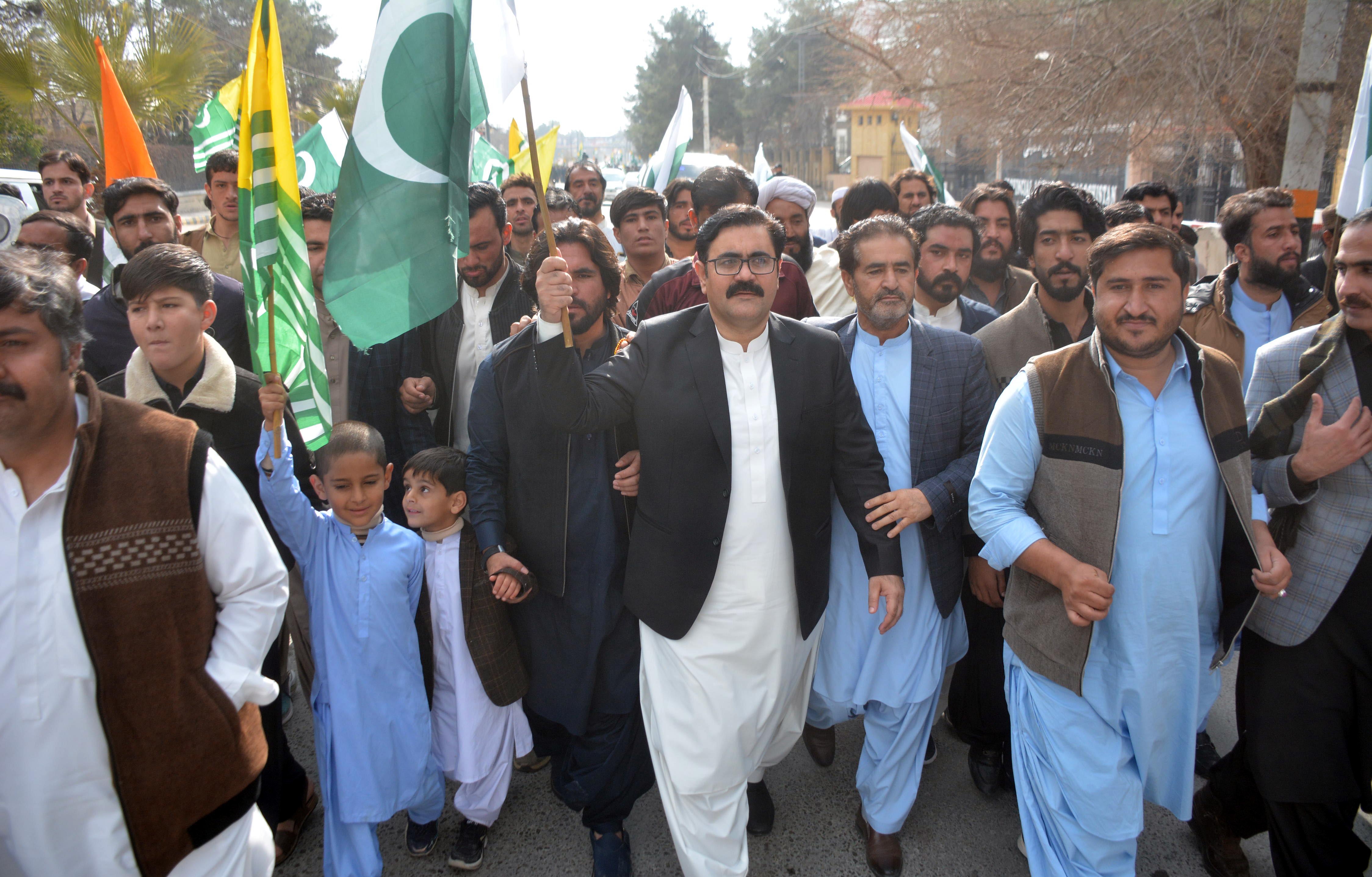 یومِ یکجہتی کشمیر کے حوالے سے صوبائی وزیر صحت بخت محمد کاکڑ کی قیادت میں ریلی کاانعقاد