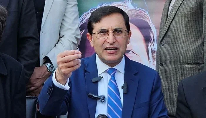 افواج کے کندھوں پر بیٹھ کر سیاست نہیں کرنی چاہیے، بیرسٹر گوہر کا خواجہ آصف کو جواب