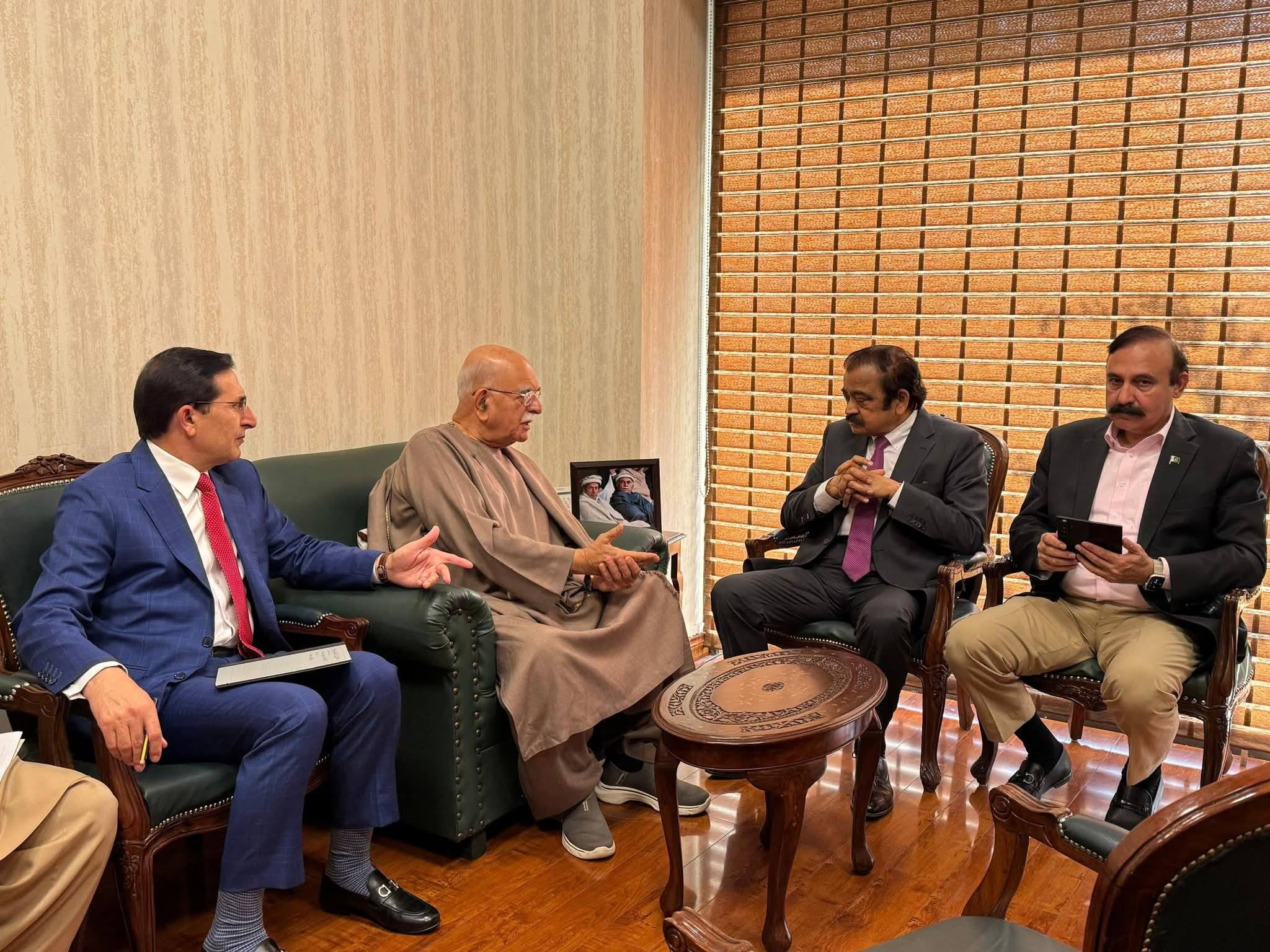 اپوزیشن لیڈر محمود خان اچکزئی سے وزیراعظم کے سیاسی مشیر رانا ثنا اللہ کی قیادت میں وفد کی ملاقات