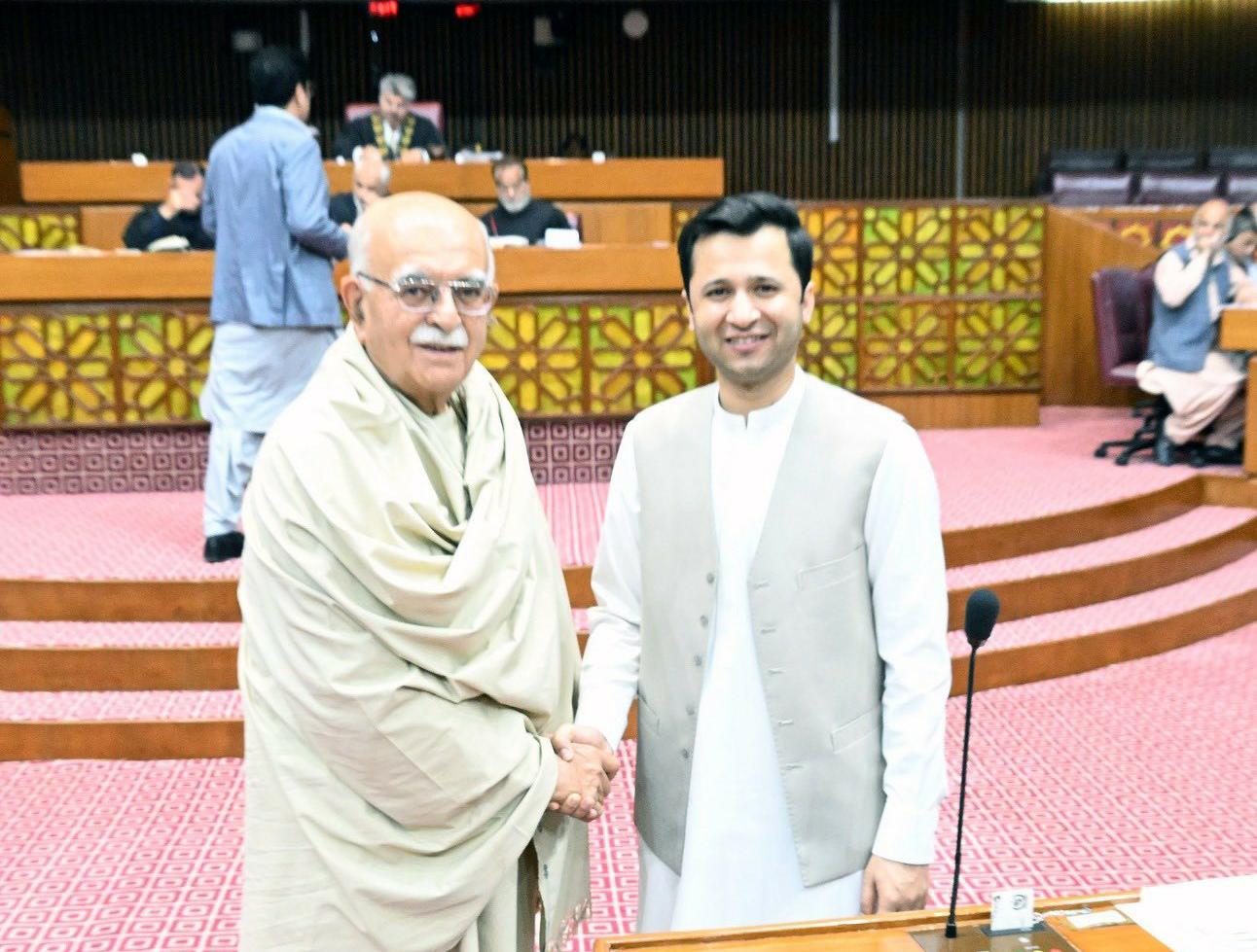 قومی اسمبلی اجلاس: محمود خان اچکزئی سے نو منتخب رکن خوشحال خان کاکڑ کی ملاقات، اچکزئی کی مبارکباد