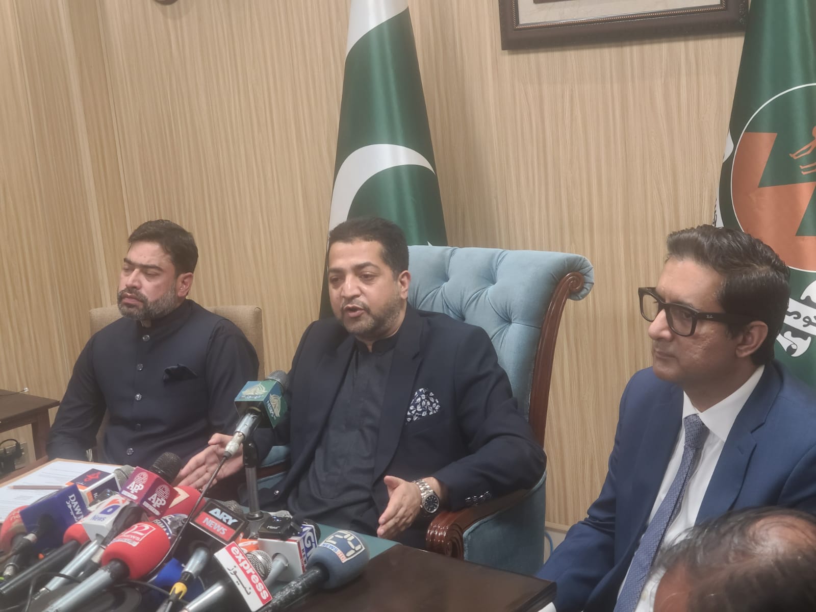 امن و امان پر کوئی سمجھوتہ نہیں ہوگا، دہشتگردوں کے خلاف سخت کارروائیاں جاری رہیں گی، صوبائی وزیر داخلہ کی پریس کانفرنس