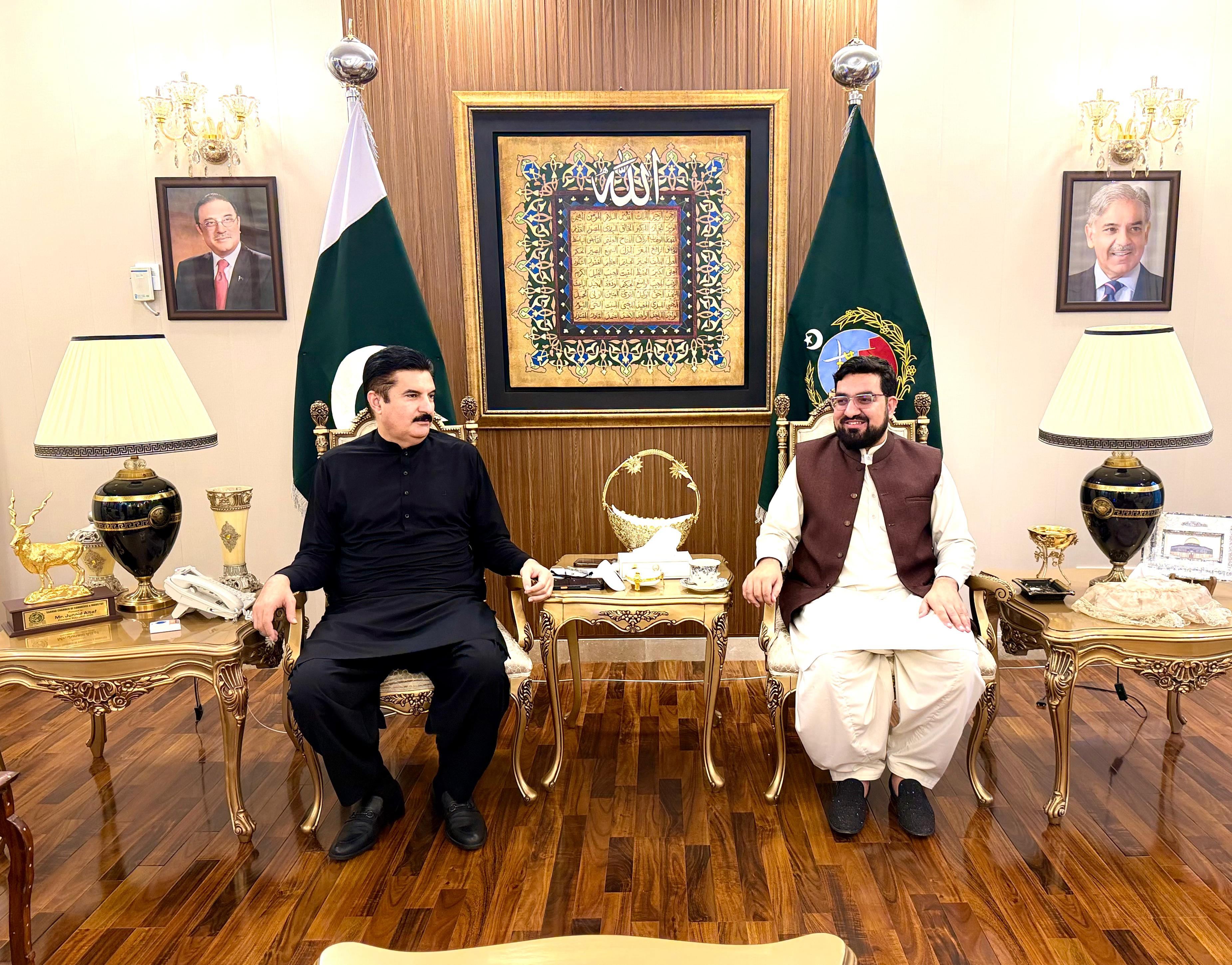 گورنر خیبرپختونخوا فیصل کریم کنڈی سے سربراہ انٹرنیشنل ریسرچ کونسل محمد اسرار مدنی  کی ملاقات