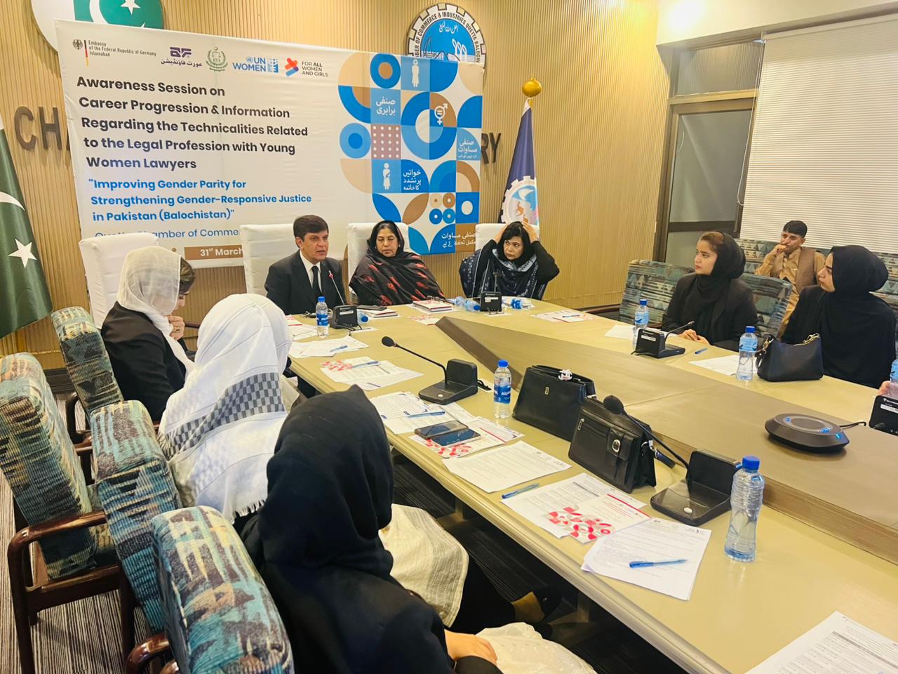 عورت فائونڈیشن اور یواین وومن کے تعاون سے نوجوان خواتین وکلا کی پیشہ ورانہ رہنمائی اور بااختیاری کے لیے تربیتی سیشن کا انعقاد